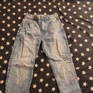Jeans i gott skick, väl använda  Storlek xs Swipa för att se byxbenen  15 kr + frakt 