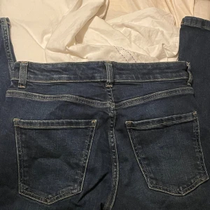 Low weist bootcut jeans   - Byxorna är köpta från Kapphal helt nya men aldrig använda säljer dem billigt för att jag bara vill bli av m kläderna