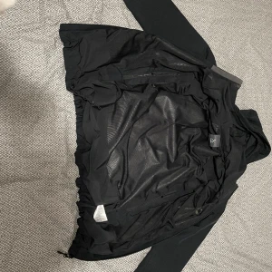 Haglöfs jacka  - En Haglöfs jacka som är i nytt skick knappt använd. Säljer den för att jag inte använder den längre.