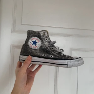 Silvriga converce - Converce i silver. Storlek 37.5 men passar även 38