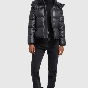 Khujo jacka - Jättefin vinterjacka i super bra skick! Slutsåld i nästan alla storlekar förutom XL och XXL Säljer pågrund av att jag inte använder den tillräckligt, nypris: 2049kr