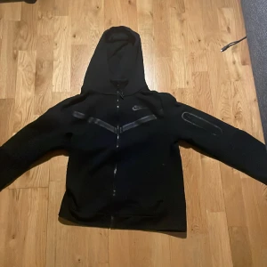 Nike tech fleece storlek xs - Nike tech fleece fint skick ingen skada eller något, den är storlek 158cm, men sitter som xs. Passar någon upp till 165cm. Pris kan diskuteras