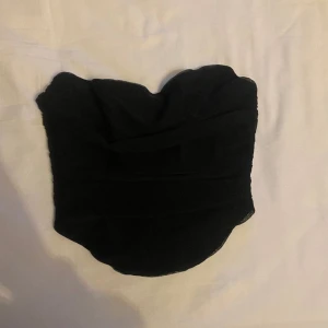 Korsett topp - Säljer nu denna korsett topp från Gina Tricot, perfekt festtoppen som sitter på plats. Knappast använd. 