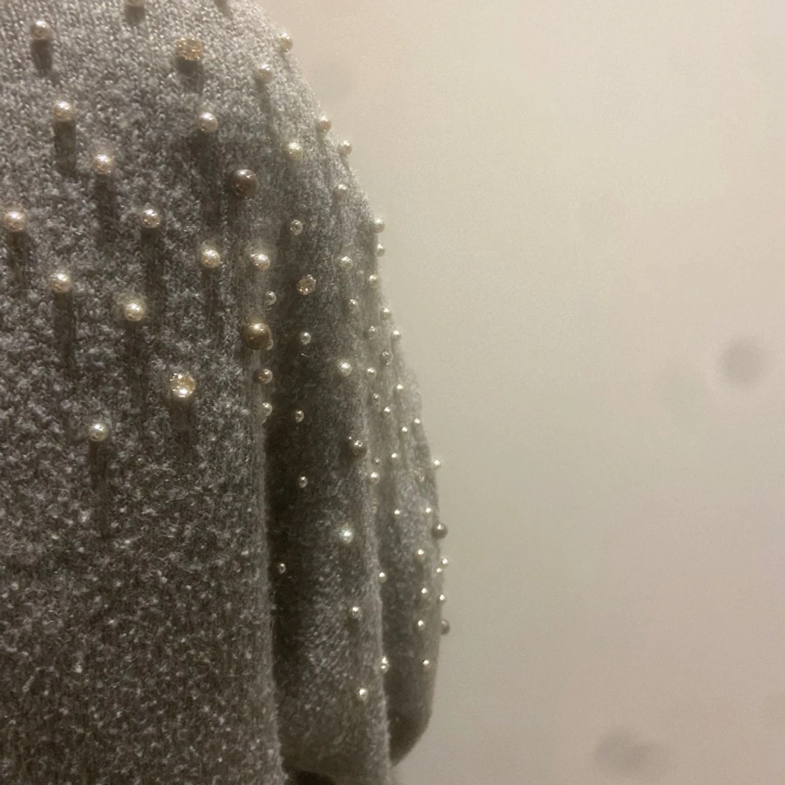 Grå stickad tröja med glitterpärlor vid axlarna🩶 - 90