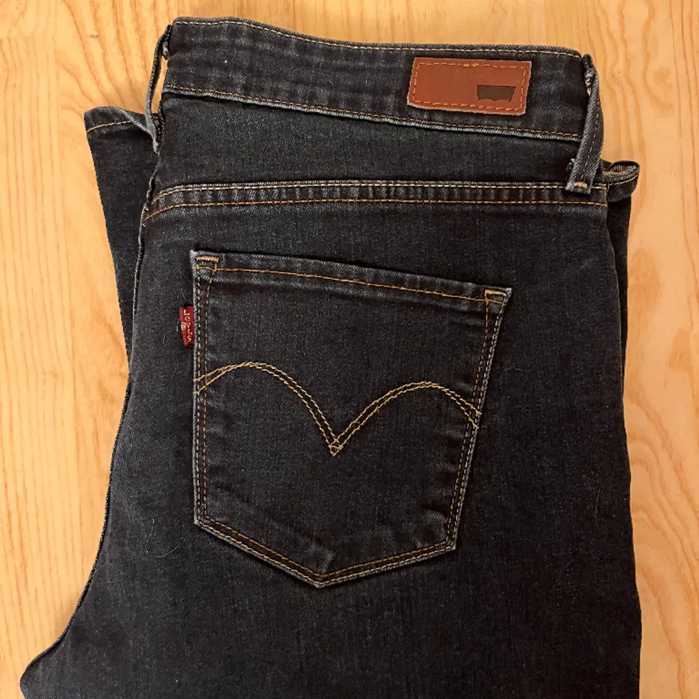 Levis vintage jeans som är i bra kvalite, modellen är classic rise bootcut💞 storlek 31 i midjan och färgen är mörkblå!! Frakt tillkommer🤍. Jeans & Byxor.