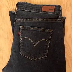 Levis vintage jeans som är i bra kvalite, modellen är classic rise bootcut💞 storlek 31 i midjan och färgen är mörkblå!! Frakt tillkommer🤍