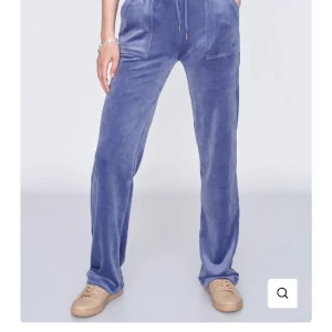 Juicy byxor - Xxs, bra skick, rätt stora i sig själv så hade passat xs, ingen kofta till, använda Max 5 gånger. Fråga om ni vill veta något mer!