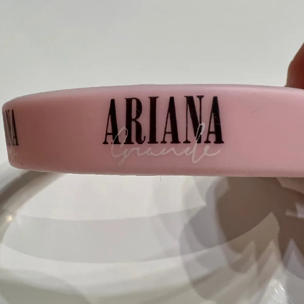 Ljusrosa Ariana Grande armband köpt på Dangerous Woman tour 2016 💗✨. Accessoarer.