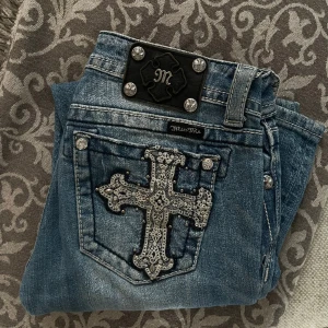 Miss me jeans - Supercoola miss me jeans! Väldigt unika och svåra att få tag i. Storleken är 28 och modellen är rak samt lågmidjad. Midjemåttet är ca 38cm😇 Jeansen är inte sålda - kika in på min profil för att buda från 460kr🥰