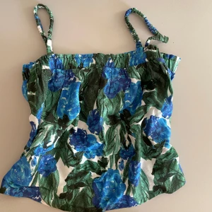 Sommar topp - Jätte fin sommar topp, använd 1 gång och i jätte bra skick💘