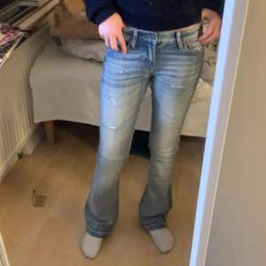 Säljer mina jättesnygga lågmidjade jeans med slitningar från crocker, har ej använt själv då dom va för små men hon på bilden är 162 
