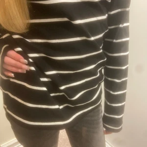 Svart vit randig tunnare tröja🖤🤍bra alla lägen och jätte skön💞 - Stockholmstilll🤍perfekt för sommarkvällar☀️