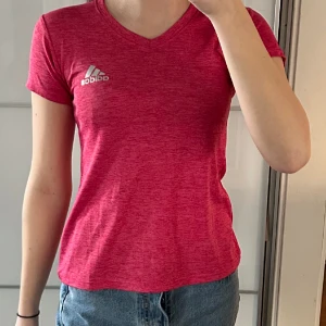 adidas träningströja - jag säljer en rosa adidas träningströja i storlek S, jag skulle dock säga att den är liten i storleken. Tröjan är i helt nytt skick, prislappen sitter kvar!