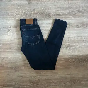 Ett par jeans i absolut topp skick och som dessutom har en extremt snygg tvätt. Nypriset på dessa jeans ligger på runt 1000kr. Längden på byxorna är 106cm och midjan 36cm jämför gärna med ett par egna och sen är det fritt fram att använda ”köp nu”.