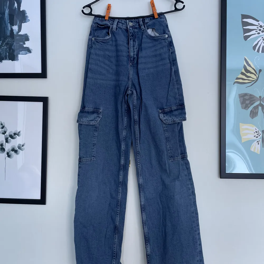 Blå Jeans med adjustable waistband så att den sitter bra i midjan! Köpta för någon månad sedan, för små för mig. Mycket bra skick! Nästan nya! 🥳 Orginalpris 400 ✨. Jeans & Byxor.