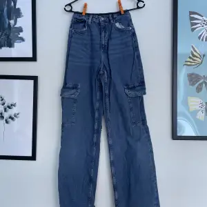 Blå Jeans med adjustable waistband så att den sitter bra i midjan! Köpta för någon månad sedan, för små för mig. Mycket bra skick! Nästan nya! 🥳 Orginalpris 400 ✨