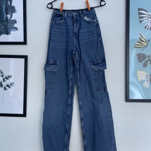 Blå Jeans  - Blå Jeans med adjustable waistband så att den sitter bra i midjan! Köpta för någon månad sedan, för små för mig. Mycket bra skick! Nästan nya! 🥳 Orginalpris 400 ✨