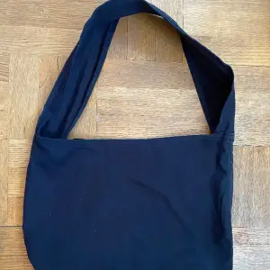 I making this kind of totebag, I can change the size if you want. Different colors too.