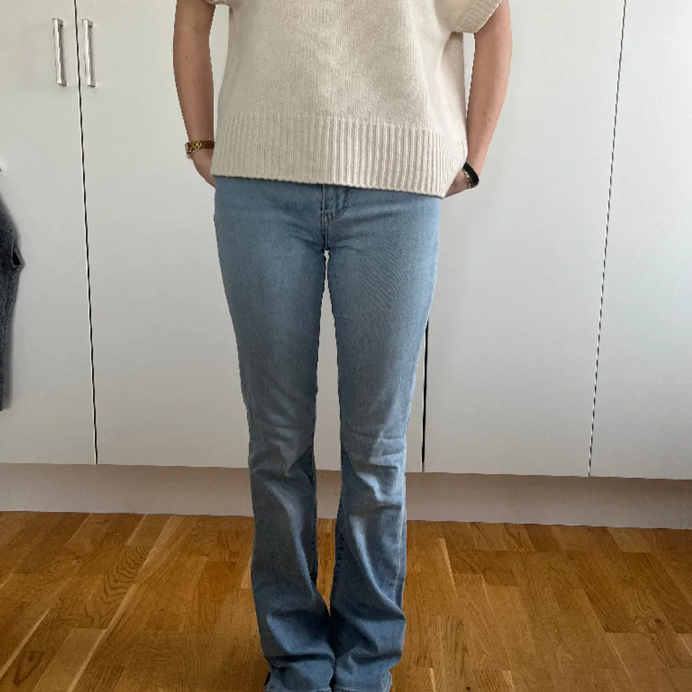 Långa och snygga Levis jeans som är bootcut/flare. Högmidjade, skriv privat för mått!. Jeans & Byxor.