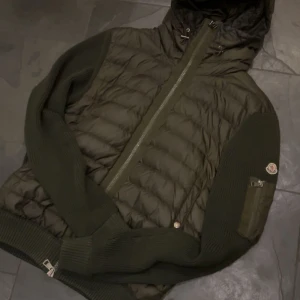 Moncler Cardigan - Riktigt go jacka och perfekt nu efter vintern.  Skick 9/10 Storlek Xl men sitter som en L 