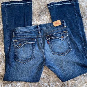 Vintage Levi’s jeans  - Jättefina bootcut jeans som jag säljer då jag föredrar mer baggy byxor. Bra längd på mig som e 168 lång (går ned till golvet men släpar inte i marken när jag har skor). Står storlek 11 men skulle säga motsvarar 38-40. 💞lägger upp igen pga fri frakt :)
