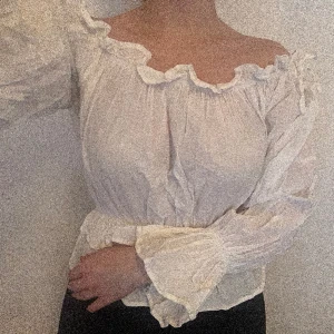 Off shoulder top GinaTricot - Storlek 34 men passar bra på större storlekar. Har påsydda band på var sida för rosetter. Resår i midjan, kragen och längst ut på ärmarna. Varsamt använd ett par gånger bara.  Köparen står för frakt. Priset är diskuterbart. 