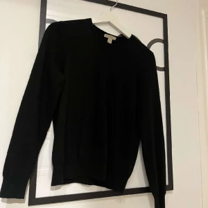 Burburry tröja - Burburry tröja som är 100% merino den är i bra skick inga skador skulle säja cond 8/10. Det är en barn large så skulle passa dig som är runt 165.