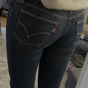 Lowwaist Levis - Säljer dessa as snygga jeans som ser helt oanvända ut! Dessa är as snygga men tyvärr som passar dom inte rikigt. Dessa är lowwaist 😍 (Lånad bild) hon är bilden är 166. Om du har några frågor är det bara att höra av sig!❤️Laddar upp igen pga fri frakt❤️