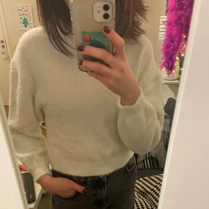 Vit fluffig tröja från HM - Den har ett litet hål runt halsen men det märks inte. Det är från HM och storlek S och jätte fin att ha till hösten eller våren❤️