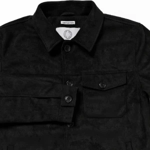 Vårjacka  - En mjuk jacka i mocka imitation som tyvärr aldrig blivit använd då jag köpte en för liten storlek och inte kunde lämna tillbaka. Så hoppas nu någon annan får mer nytta av den.  Nypris: 1500 kr