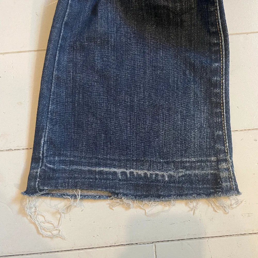 Säljer dessa sjukt snygga lågmidjade levis jeans som är köpta på Rebel. Midjemåttet är 40cm och innerbenslängden är 78cm!. Jeans & Byxor.