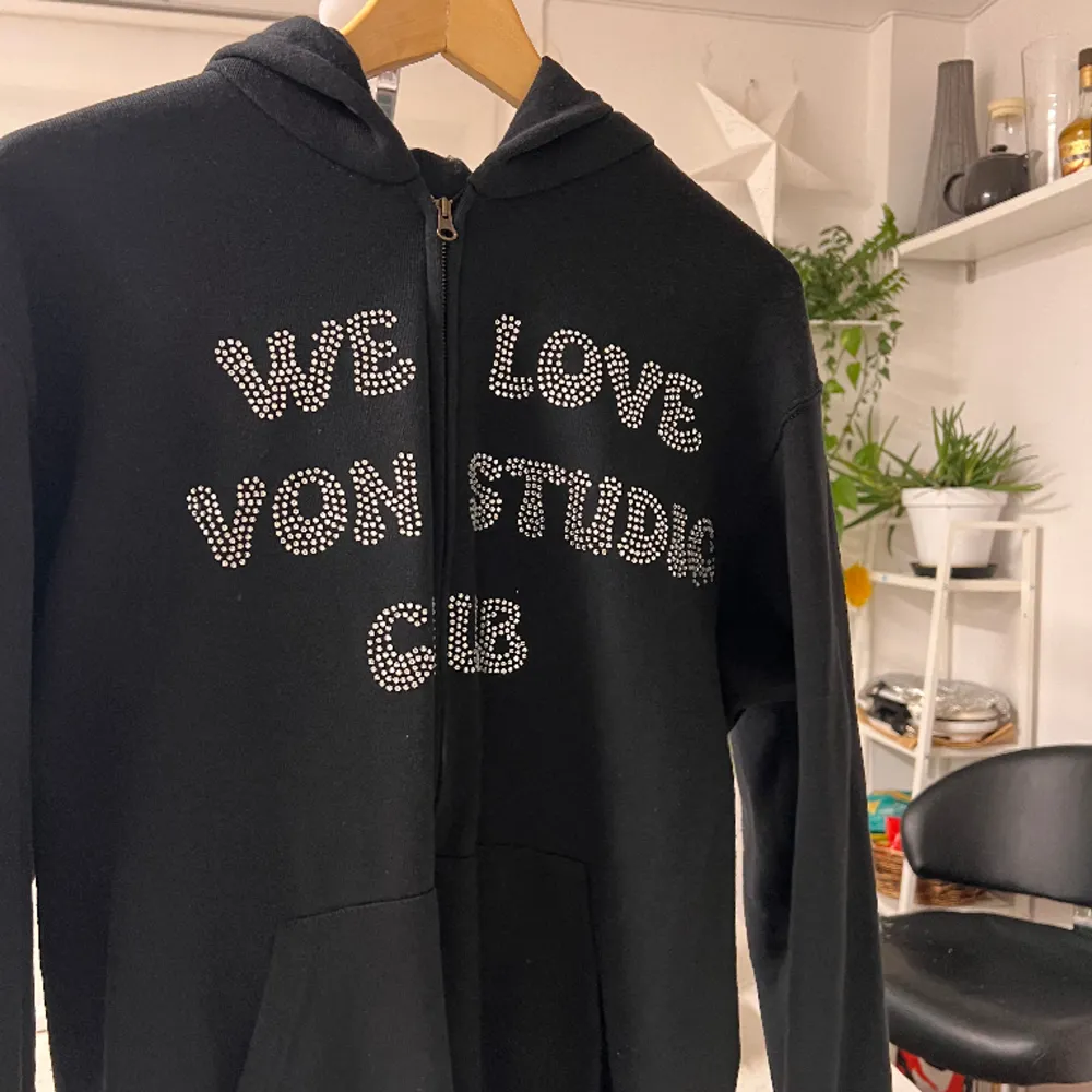 Fånga stilen med två felfria Vonstudio hoodies – tidigare TikTok-marknadsförare. Ett perfekt tillskott till din kollektion! ✨ Nypris 800 :- Pris för dig - (429 ). Hoodies.