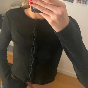 Zara Topp - En svart kofta topp från zara, går o ha både stängd och öppen