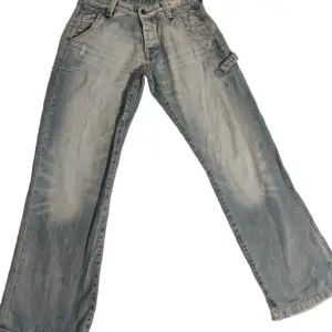 Snygga jeans i storlek M/38. Bra skick och coola detaljer. Går bra att fråga efter fler mått/bilder. 