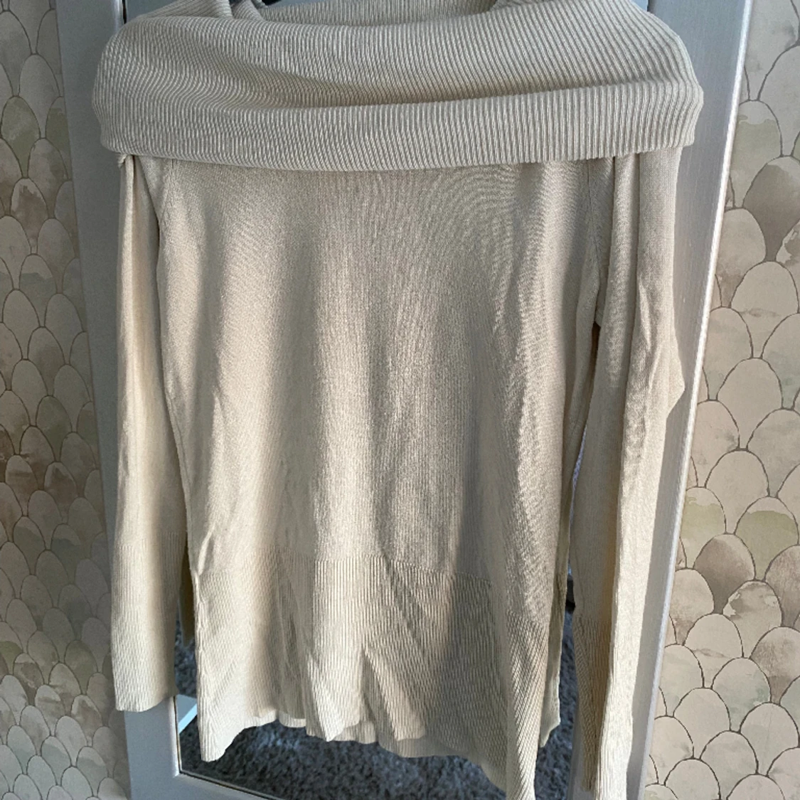 Beige/vit stickad off shoulder tröja - 91