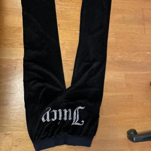 Säljer nu dessa snygga juicy byxor! XS! 😻 - Bra skick! (Alla stenar kvar) STORLEK XS! 