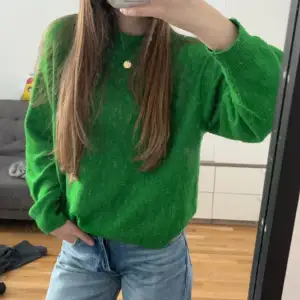 Grön tröja använd några gånger men som ny, jättefin! OBS DAMMIG SPEGEL!