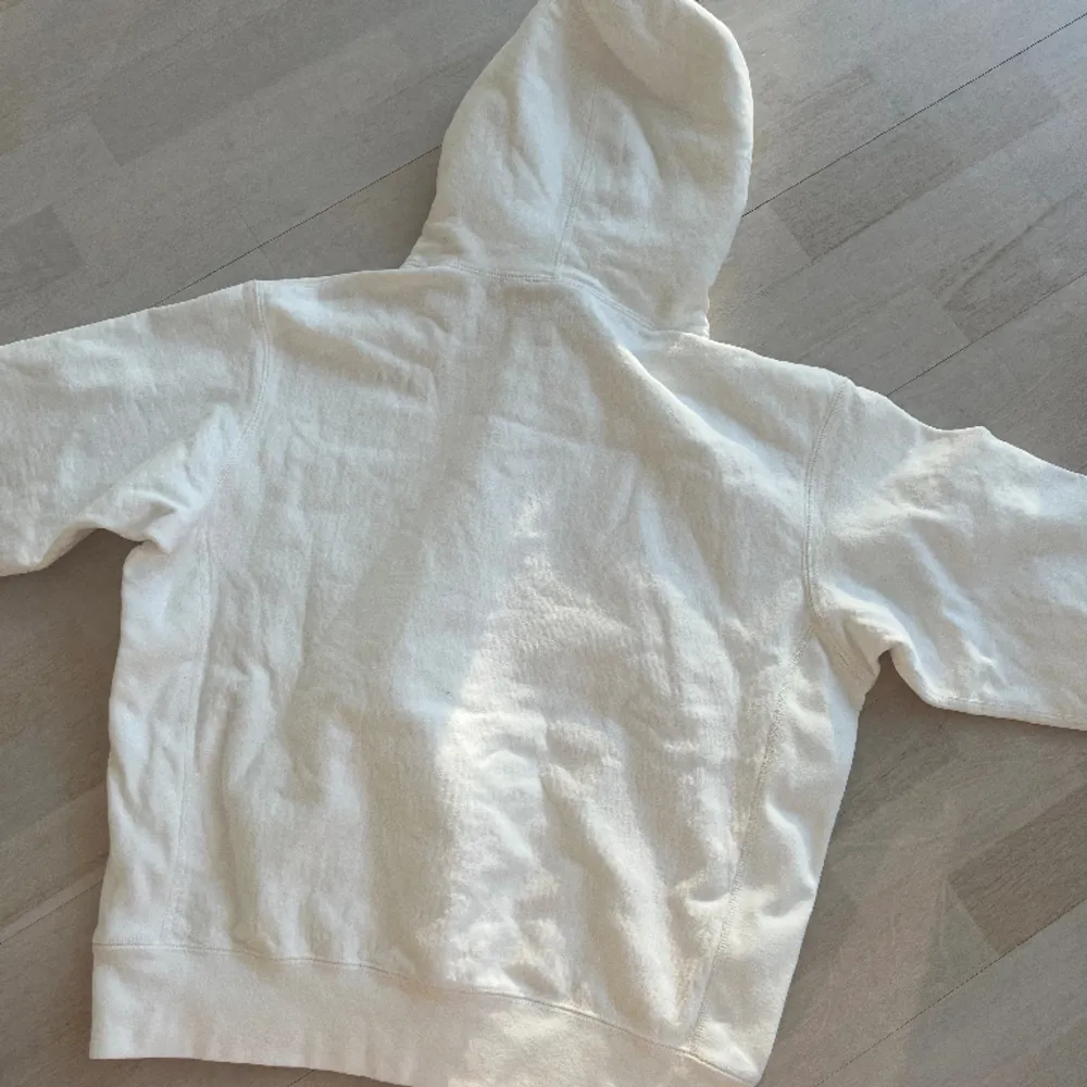 Säljer en vit supreme hoodie! Storlek: small. Hoodies.