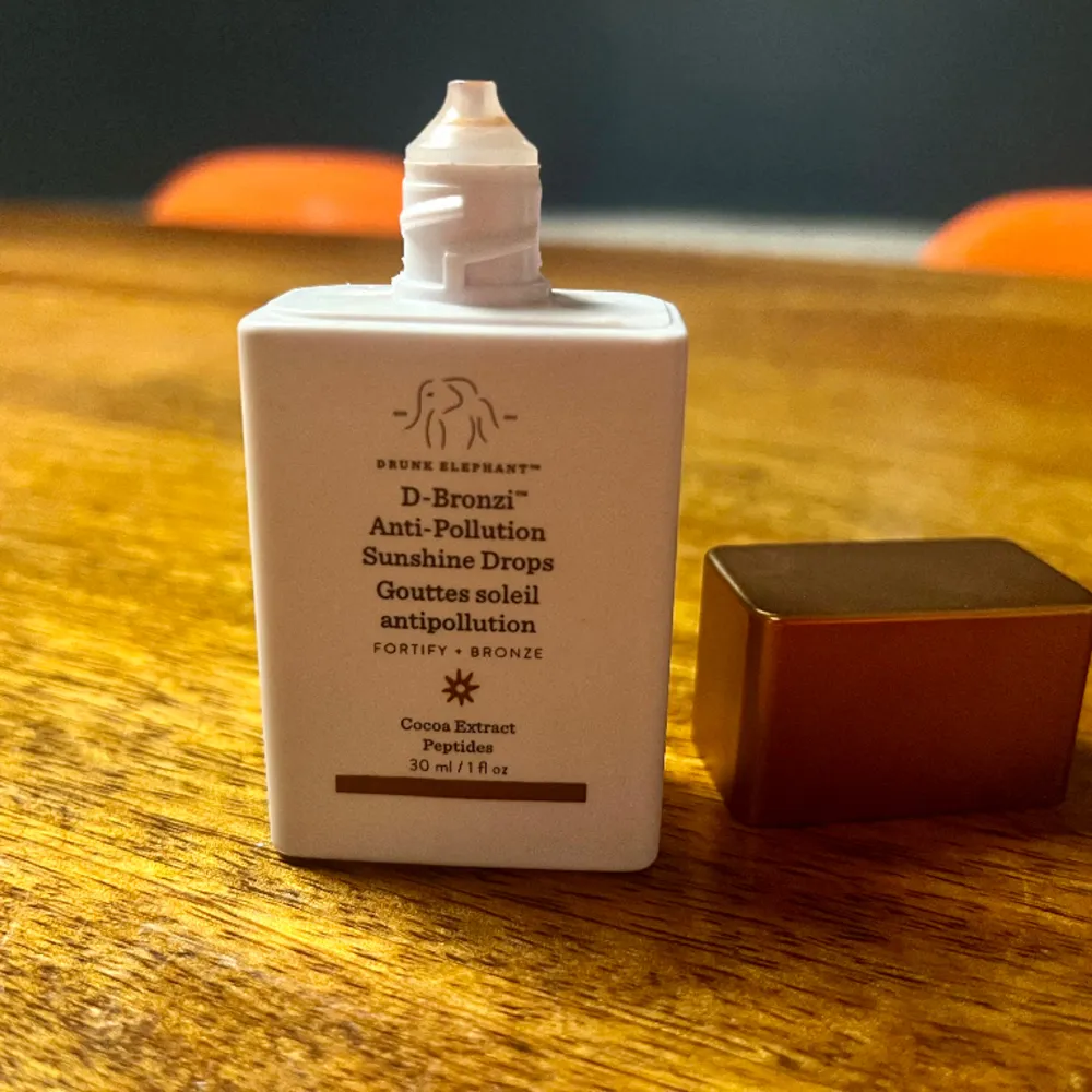 Drunk Elephant D-Bronzi drops ger dig ett bronzi ansikte och ett lite glowi. Du kan tex blanda den med en dagkräm. Jag köpte den för 349 kr på Sephora. Jag har använt den 1 gång så den är nästan helt oanvänd.. Beauty.