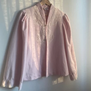 Vintage, rosa bedjacka från Vanity Fair - Sötaste vintage bedjackan från Vanity Fair, rosa med spets och söta detaljer. Storlek S, men passar en XS. I mycket fint skick för att bara vintage! Har två små fläckar (en på ären och en på axeln, både väldigt svaga).  Skickar gärna mått! 