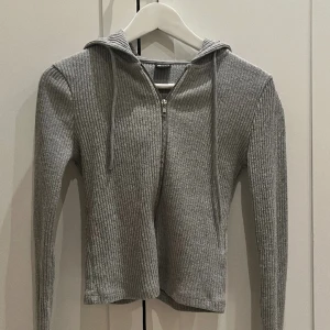 Gina tröja - As fin kofta och jätte fin passform. Andvänd 1 gång💝 nypris 400kr☺️ storlek ca men passar mig jätte bra också som har S