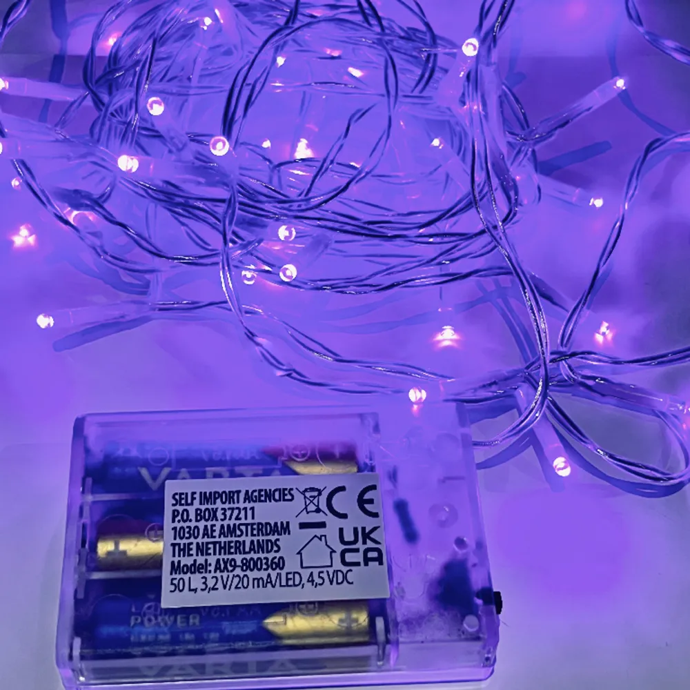 en fin lila led fairy lights slinga 💜tror de är runt 3,5m långa. man behöver 3st AA batterier till. kp vid frågor :). Övrigt.