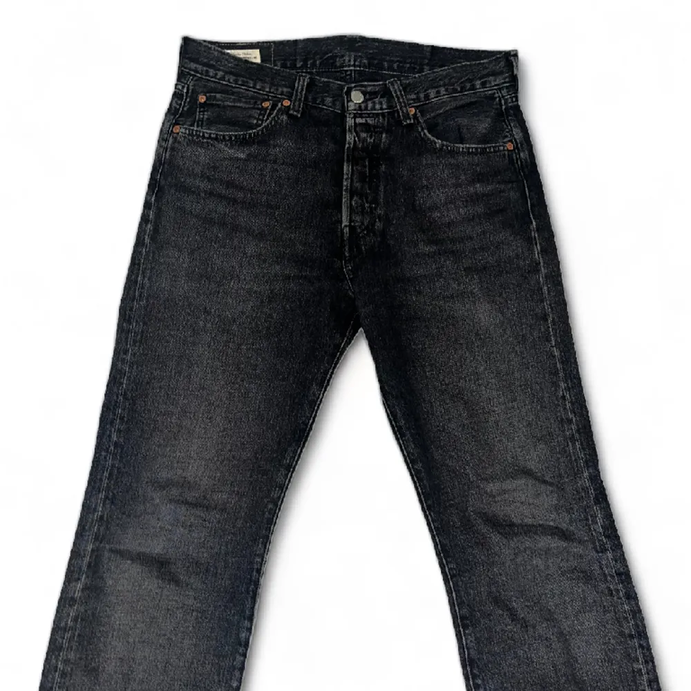 Levis jeans 501 i svart/mörkgrå färg. Fint skick och är i storleken 32/32. Nypriset ligger på 1099kr, köp för endast 499kr. Jeans & Byxor.