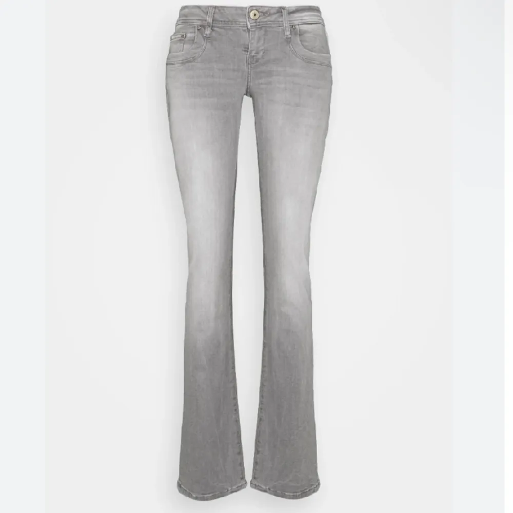 Säljer mina gråa ltb jeans i modellen valerie då dom inte längre kommer till användning💕midjemått ca 38 cm!. Jeans & Byxor.