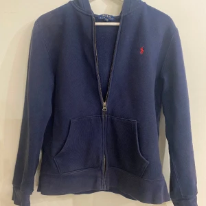 Ralph Lauren tröja  - Tjena, säljer nu en riktigt snygg zip Ralph Lauren tröja 160 cm för endast 449 kr , ganska bra skick och fungerar perfekt till vår och sommar 