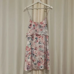 Gulligaste blommiga satinklänningen - Säljer denna jätte fina och gulligaste blommiga satinklänningen, pris går att diskuteras. Kan mötas upp vid diskuterad plats❣️