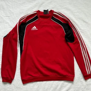Adidas - Röd adidas sweatshirt 
