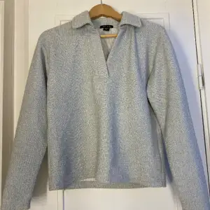V-ringad tröja grå 