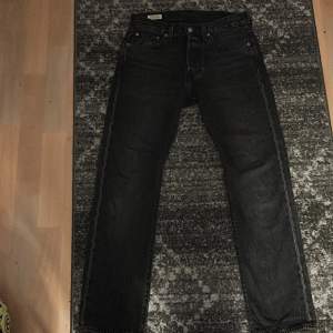 Säljer dessa Levis jeans 10/10 skick storlek 28/30 för 200