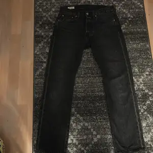 Säljer dessa Levis jeans 10/10 skick storlek 28/30 för 200
